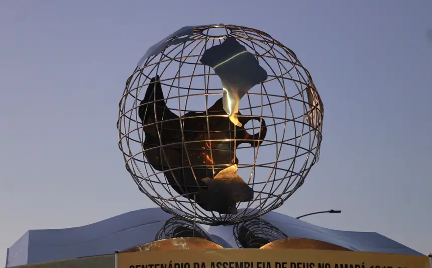 No topo do monumento, uma Bíblia e o globo terrestre que simboliza a palavra universal de evangelização 