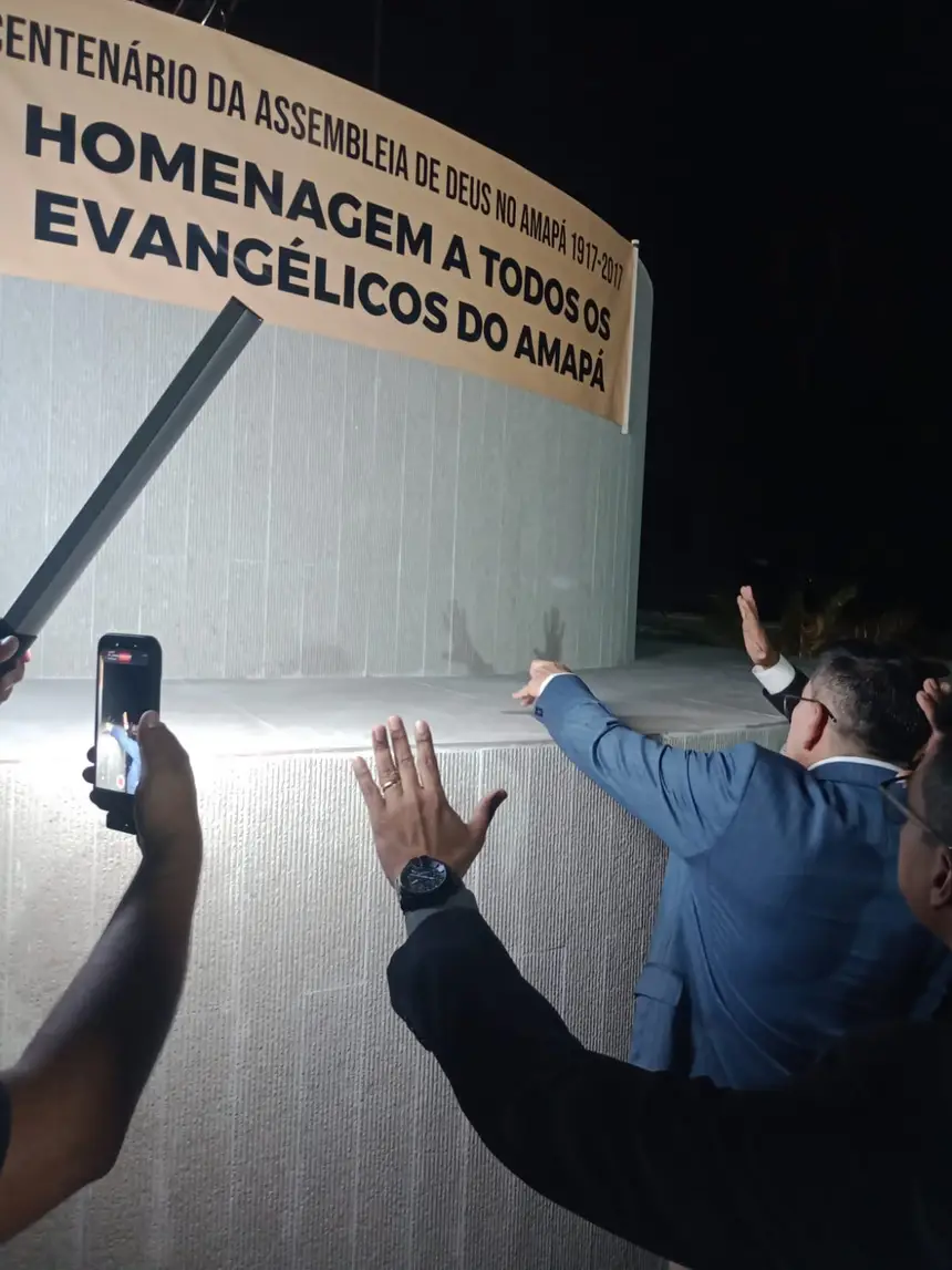 Monumento Centenário recebe unção com óleo ungido 