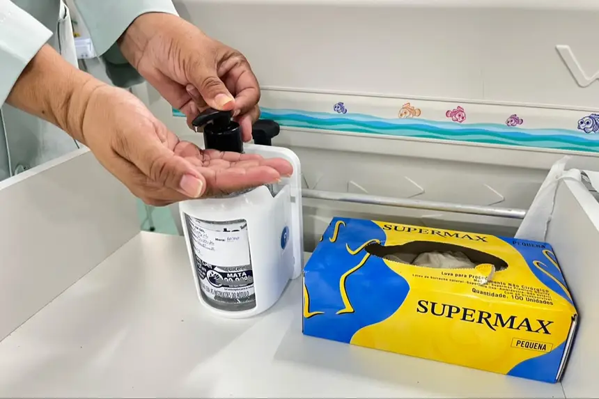 Cada leito das UTIs da unidade possui um álcool e/ou espuma em gel 70% para evitar a transmissão de patógenos aos pacientes internados 