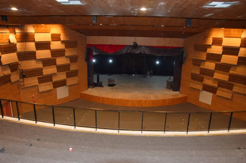 O espaço conta com novas cortinas, iluminação, acústica, climatização e acessibilidade interna 