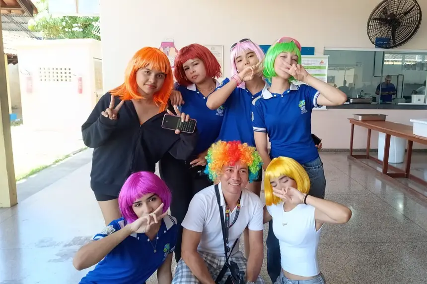 Alunas com perucas Coloridas 