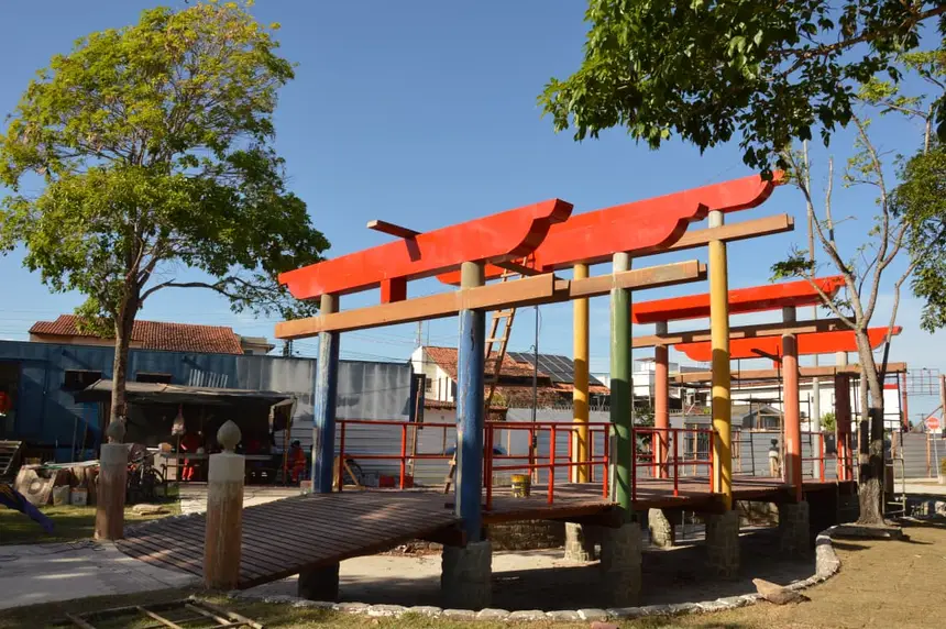  Torii, portal tradicional japonês que marca a entrada de um santuário xintoísta, funcionando como uma fronteira simbólica entre o mundo sagrado e o mundo profano 