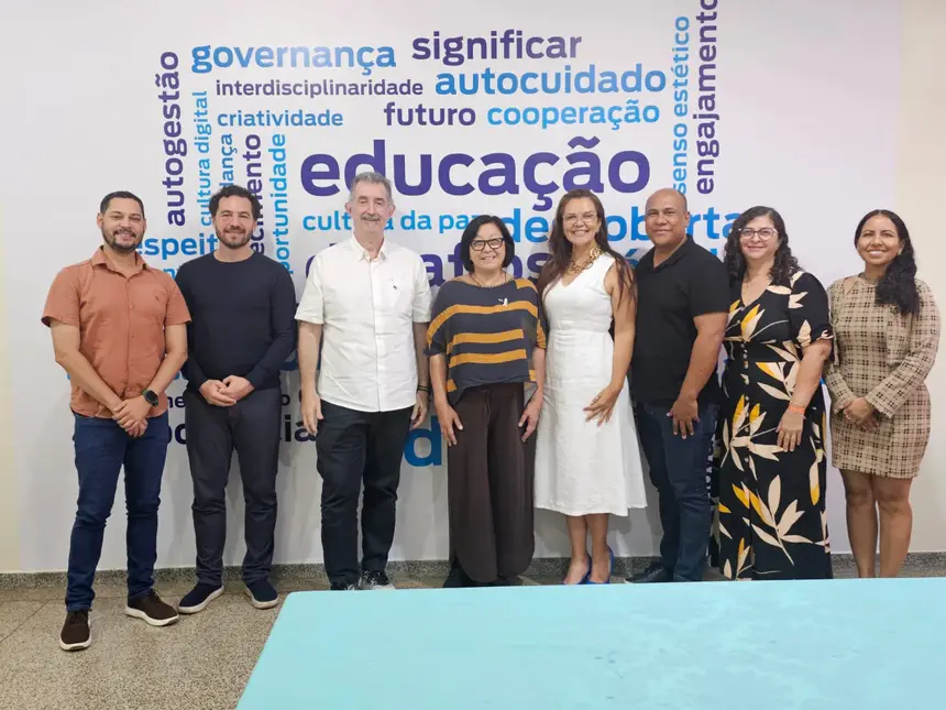 A Secretária de Estado da Educação, Simone Guedes á direita na imagem de vestido Branco