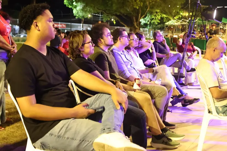 Público concentrado na exibição das músicas 
