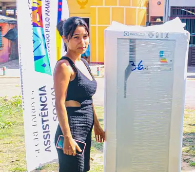notícia: 'A chegada de uma geladeira é muito mais do que um eletrodoméstico; é voltar a ter dignidade', diz moradora que perdeu tudo em incêndio em Macapá