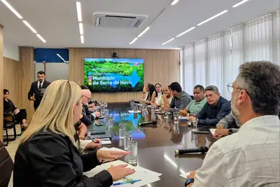 notícia: Governador Clécio recebe comitiva de Serra do Navio no Palácio do Setentrião e faz balanço de parcerias com o município