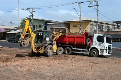 notícia: Governo do Amapá intensifica limpeza e manutenção em áreas do Sambódromo para o Carnaval 2026