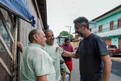 notícia: Governador Clécio acompanha requalificação asfáltica na Rua do Canal das Pedrinhas, na Zona Sul de Macapá