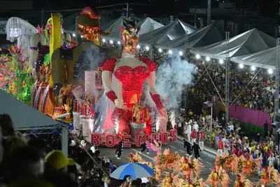 notícia: Com o apoio do Governo do Estado, o Carnaval 2026 terá desfiles nos dias 13 e 14 de fevereiro, no Sambódromo de Macapá