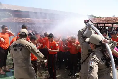 notícia: Escola Estadual Risalva Freitas do Amaral acolhe novos estudantes com tradicional ‘batismo de mangueira’