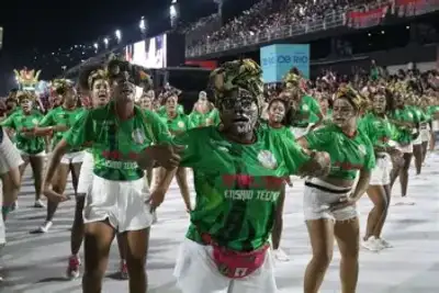 notícia: Mangueira agita a Sapucaí durante ensaio técnico, mostrando a força e o gingado do Amapá com as caixas de marabaixo