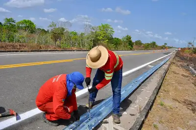 notícia: Governo do Amapá investe em megaoperação de sinalização para reduzir acidentes e salvar vidas nas rodovias do estado