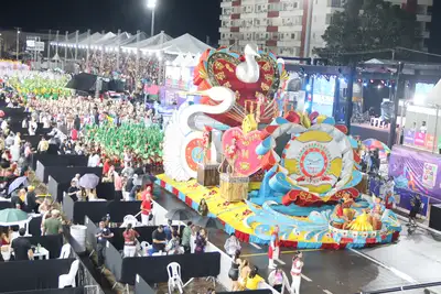 notícia: Entre o calor e o risco de chuva, desfiles das Escolas de Samba no Sambódromo de Macapá exigem preparo do público