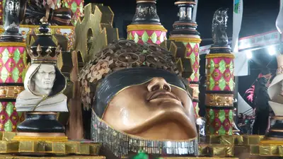 galeria: Xeque-Mate na Avenida: Maracatu da Favela aposta alto e entrega espetáculo de estratégia e cor