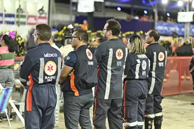 notícia: Samu garante atendimento na primeira noite de desfiles do Carnaval do Meio no Mundo