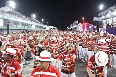 notícia: ASSISTA AO VIVO: começa a 2º noite de desfiles das escolas de samba no maior Carnaval da Amazônia no Amapá
