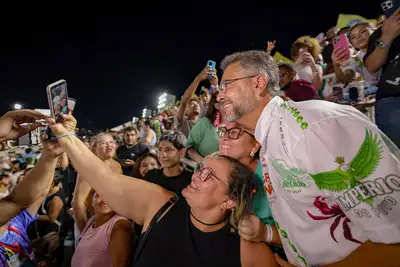 notícia: 'Para todo mundo torcer, assistir e festejar o Carnaval da Ivaldo Veras', celebra governador Clécio nas arquibancadas lotadas no Sambódromo de Macapá