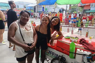 notícia: ‘É bom trabalhar se sentindo tão segura’, diz vendedora de bebidas durante a passagem do bloco A Banda