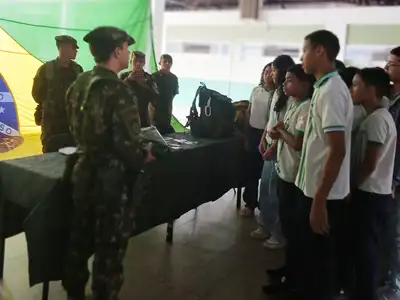 notícia: Alunos da Escola Estadual Maria Neusa do Carmo visitam o 24º BIS, em Macapá, e vivenciam rotina do Exército Brasileiro