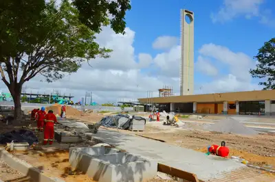 notícia: Obra de revitalização do Monumento Marco Zero, em Macapá, executada pelo Governo do Estado, recebe frentes de drenagem e paisagismo