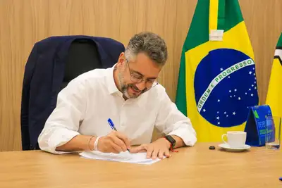 notícia: Governador Clécio autoriza novo concurso da Saúde com mais de 1,8 mil vagas para cadastro reserva