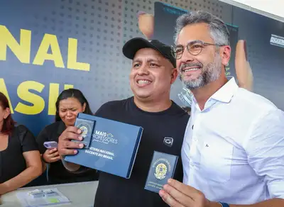 galeria:  Entrega da Carteira Nacional Docente do Brasil e Vale Computador + Assinatura do Termo de Autorização de Equipamentos