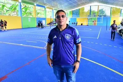 notícia: 'O governador Clécio é o melhor gestor para a educação', diz diretor durante entrega de quadra esportiva, em Laranjal do Jari