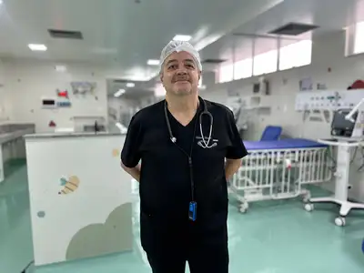 notícia: Médico que ajudou a implantar UTI pediátrica celebra entrega do novo Hospital da Criança e do Adolescente