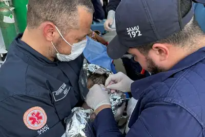 notícia: Parto de emergência é realizado em ambulância após resgate com Serviço Aeromédico do Governo do Amapá