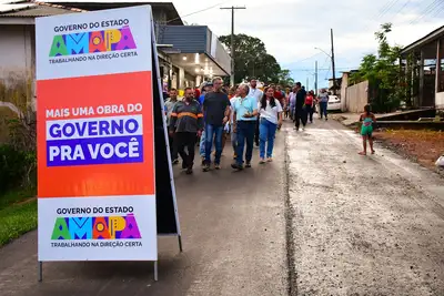 notícia: 'Asfalto novo traz dignidade e mobilidade para quem vive na região', diz o governador Clécio, durante inspeção em obras de pavimentação na Fazendinha