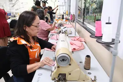 notícia: Governo do Amapá e Senac oferecem curso de corte e costura a moradores do Residencial Miracema, em Macapá