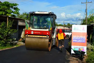 notícia: Governo do Amapá intensifica frentes de pavimentação asfáltica no Distrito da Fazendinha, em Macapá