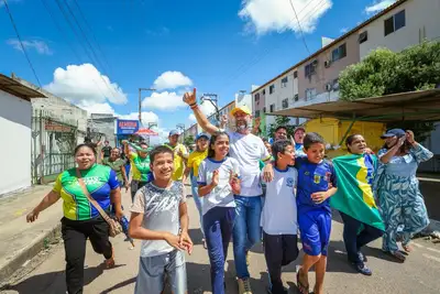 notícia: Ao lado dos moradores, governador Clécio acompanha serviços de asfaltamento e pintura no Residencial Macapaba, na Zona Norte de Macapá