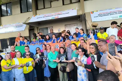notícia: Governo do Amapá entrega 10 ônibus para escolas rurais e centros educacionais, fortalecendo a acessibilidade de estudantes 