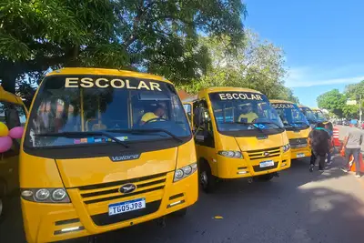 notícia: Governo do Amapá entrega 10 ônibus escolares equipados com GPS e sistema de monitoramento em tempo real