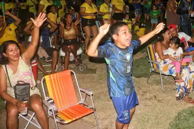 galeria:  Telões em Habitacionais de Macapá para Transmissão do Segundo Jogo do Brasil na Copa