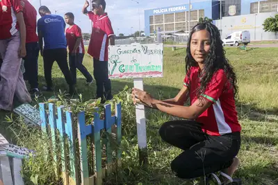 notícia: Alunos participam do ‘Projeto Guardiões Verdes’, em ação de educação ambiental do Governo do Amapá na Rodovia do Centenário