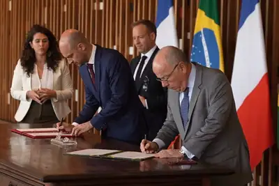 notícia:  Brasil e França oficializam fim de visto para a Guiana Francesa e Ministro francês visita o município de Oiapoque
