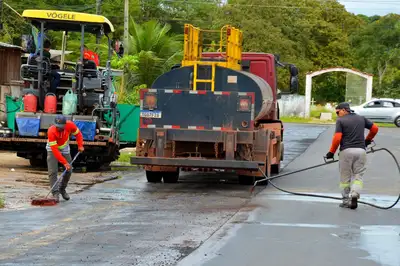 notícia: Governo do Amapá intensifica serviços de pavimentação no município de Ferreira Gomes para garantir dignidade e mobilidade urbana aos moradores