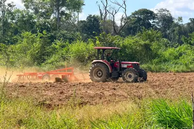 notícia: Governo do Amapá fortalece agricultura familiar com Ater Mecanizo e transforma a realidade de produtores rurais