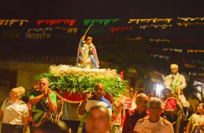 notícia: Como parte da tradição, imagens religiosas da Capela de São Tiago são transportadas para a Igreja Nossa Senhora da Assunção, na orla de Mazagão Velho