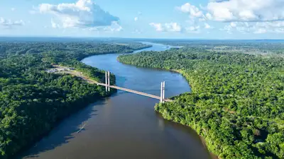 notícia: Travessia simbólica na Ponte Binacional marca início da suspensão da exigência de visto para brasileiros na Guiana Francesa
