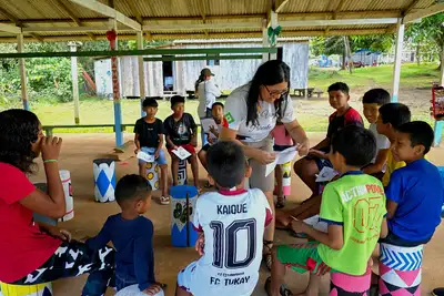 notícia: Projeto Bem Viver Parente realiza saúde mental entre crianças indígenas durante ação da Sesa na Aldeia Tukay