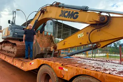 notícia: Secretaria de Mineração articula e Prefeitura de Porto Grande entrega escavadeira para fortalecer o setor
