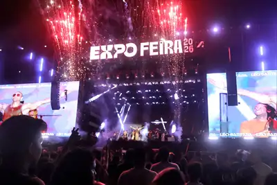 notícia: Léo Santana reúne multidão na primeira noite de shows nacionais da Expofeira 2026