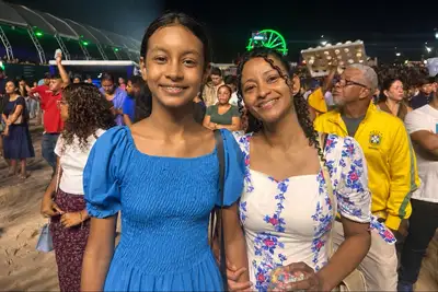 notícia: Mãe e filha compartilham paixão pelo grupo Diante do Trono em noite de fé e adoração na Expofeira 2026
