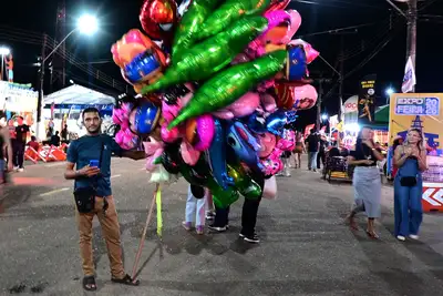 notícia: Negócios no entorno dos grandes palcos: empreendedores populares adaptam vendas para atrair o público na Expofeira 2026