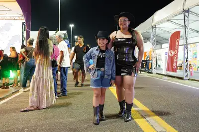notícia: Chapéu, bota e estilo country ganham espaço entre visitantes da Expofeira 2026