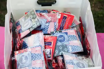 notícia: Procura em alta: SVS reforça distribuição de preservativos na Expofeira 2026