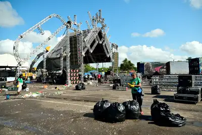notícia: Após Festival de Aparelhagens, equipes entram em ação na limpeza do Parque da Fazendinha